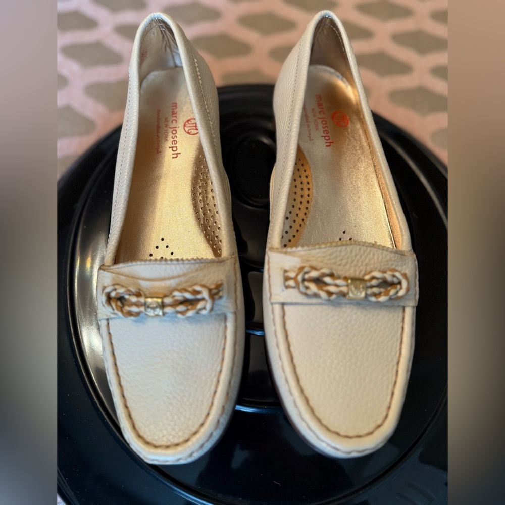 Marc Joseph Women's Golf Mocs Loafers Size 9 Brand New Beige with Chain Detail